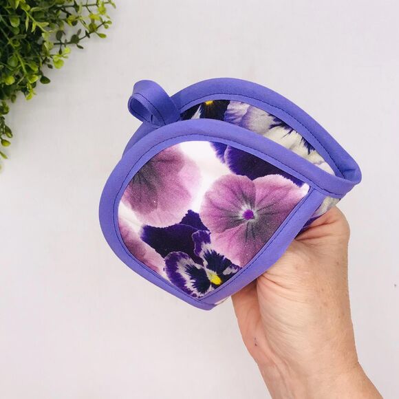 Set of 2 Finger Hotpads, Purple Violet Pansies Print, 2 Piece Baking Set - Picture 5 of 7